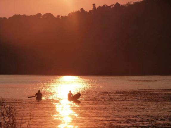 Maravilhoso entardecer sobre o rio Dulce, em frente à Round House, na região de Livingston, no litoral da Guatemala